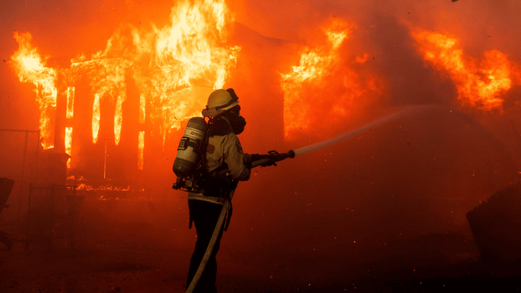 Perdas de seguradoras nos EUA podem atingir 25 bilhões de dólares com incêndios na Califórnia