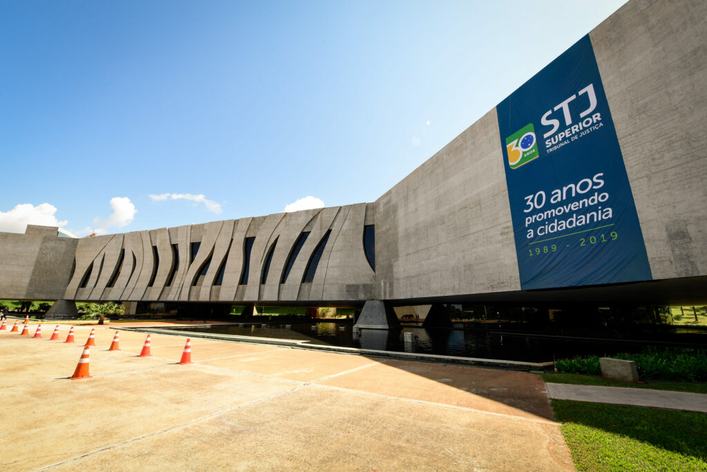 STJ reconhece prejudicialidade externa e suspende ação contra seguradora até decisão em arbitragem