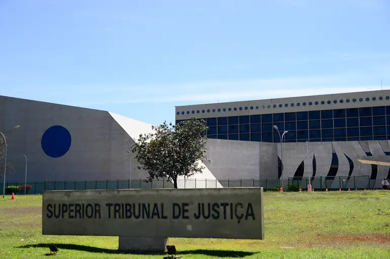 STJ analisa se seguro D&O cobre honorários de defesa de ex-diretores acusados de fraude